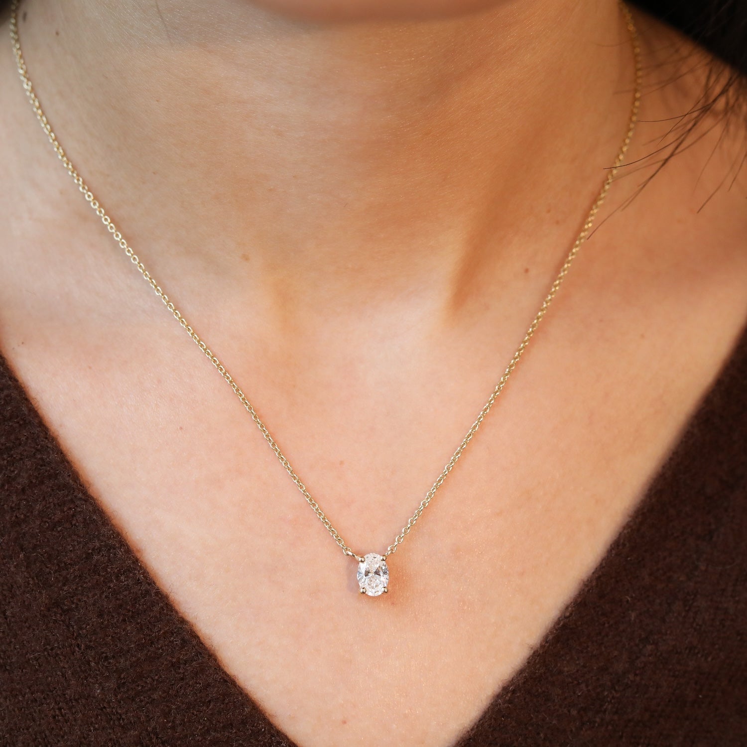 aanfoto 14 karaat gouden ketting met ovale diamant 0.7 ct