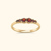 Lola Garnet ring van 9 karaat met drie rode granaatstenen – elegante damesring van Josephina Jewelry